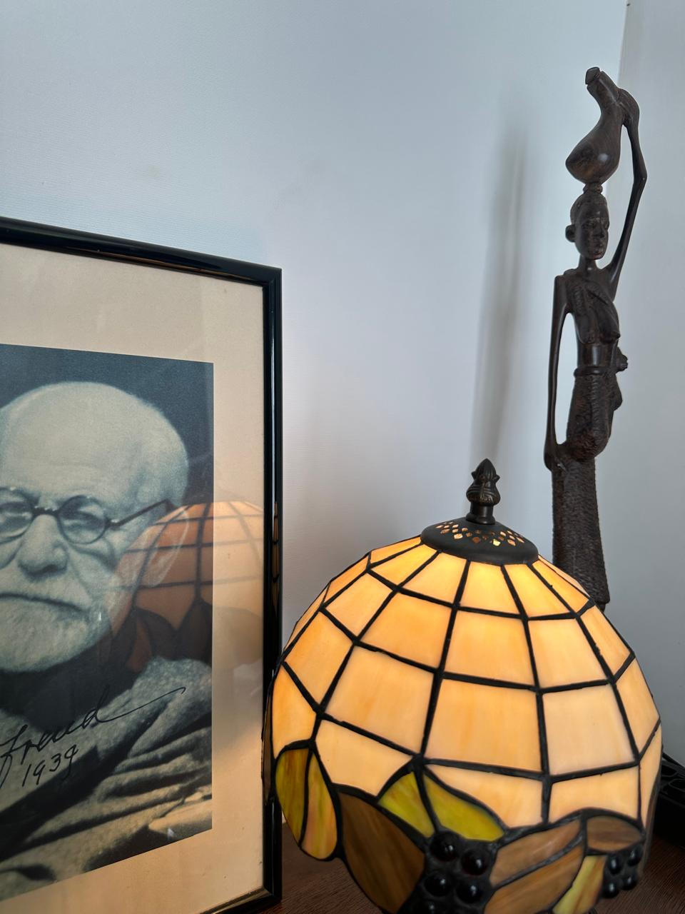 Luminária Tiffany ao lado do retrato de Freud no consultório